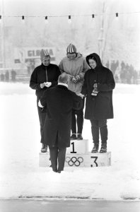 Erepodium dames 500 meter. vlnr Carry Geijssen, Stien Kaiser en Ans Schut, Bestanddeelnr 919-9525