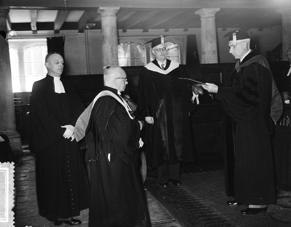 Erepromotie Ds. J. P. van Heest (Ev. Lutherse Kerk). links Ds. C. Pel , rechts …, Bestanddeelnr 907-1742