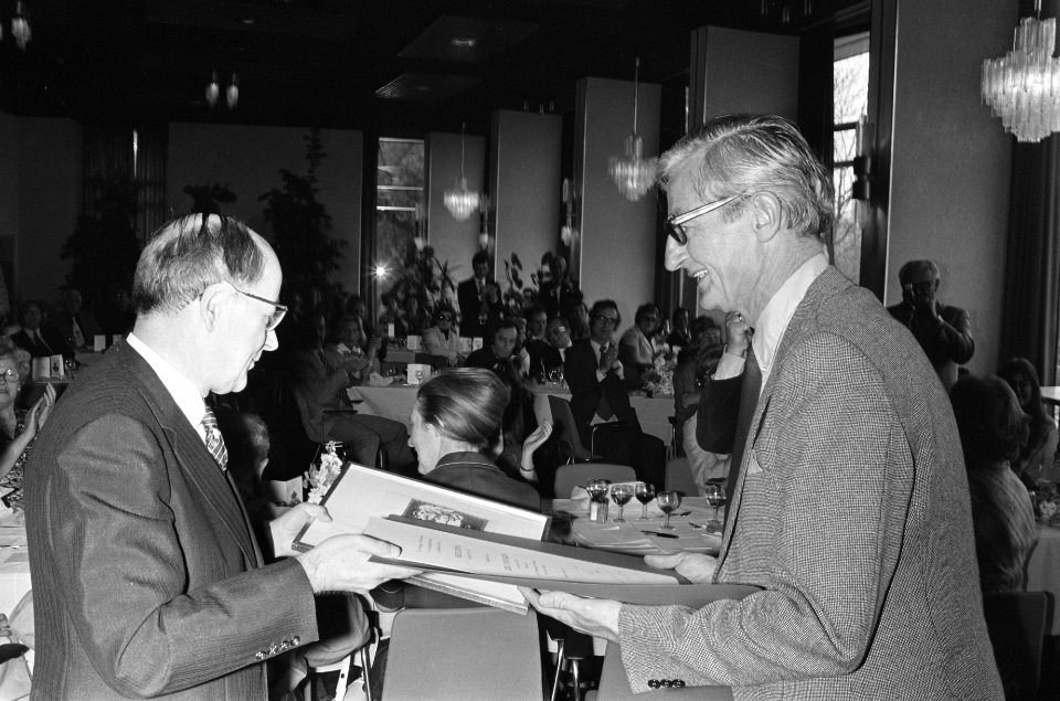 Eric van Ingen neemt de prijs in ontvangst, Bestanddeelnr 927-9290