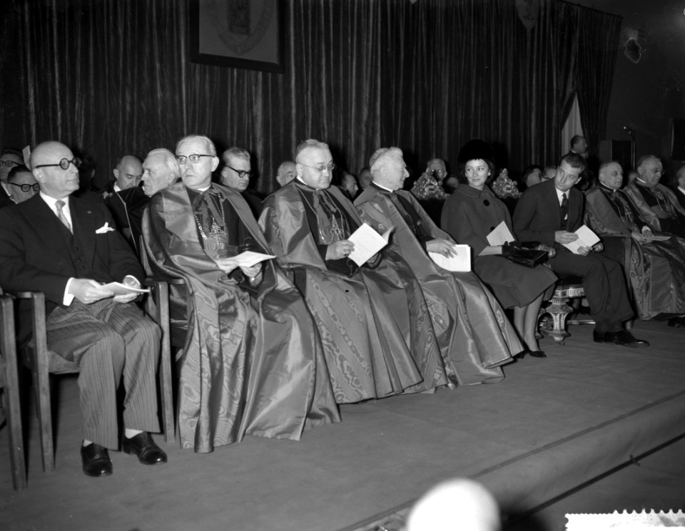 Erepromoties verleend door de Universit van Leuven, v.l.n.r. kardinaal Alfrink ,, Bestanddeelnr 912-0450