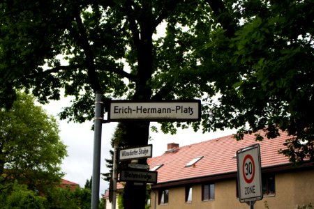 Erich-Hermann-Platz 20140509 77