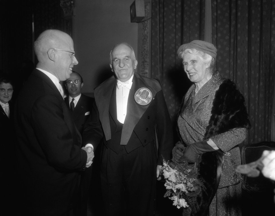 Erepromotie dr. J.E. baron de Vos van Steenwijk v.l.n.r. professor dr. L.J.M. Be, Bestanddeelnr 910-1100
