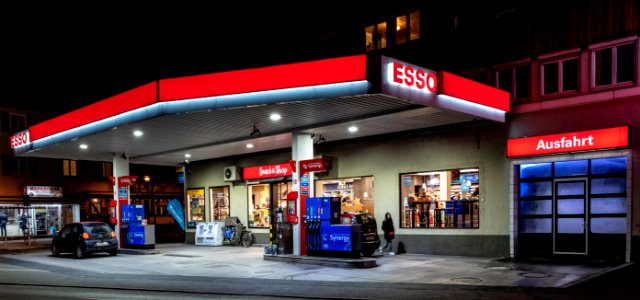 Esso-Tankstelle in Tübingen bei Nacht 2019 002