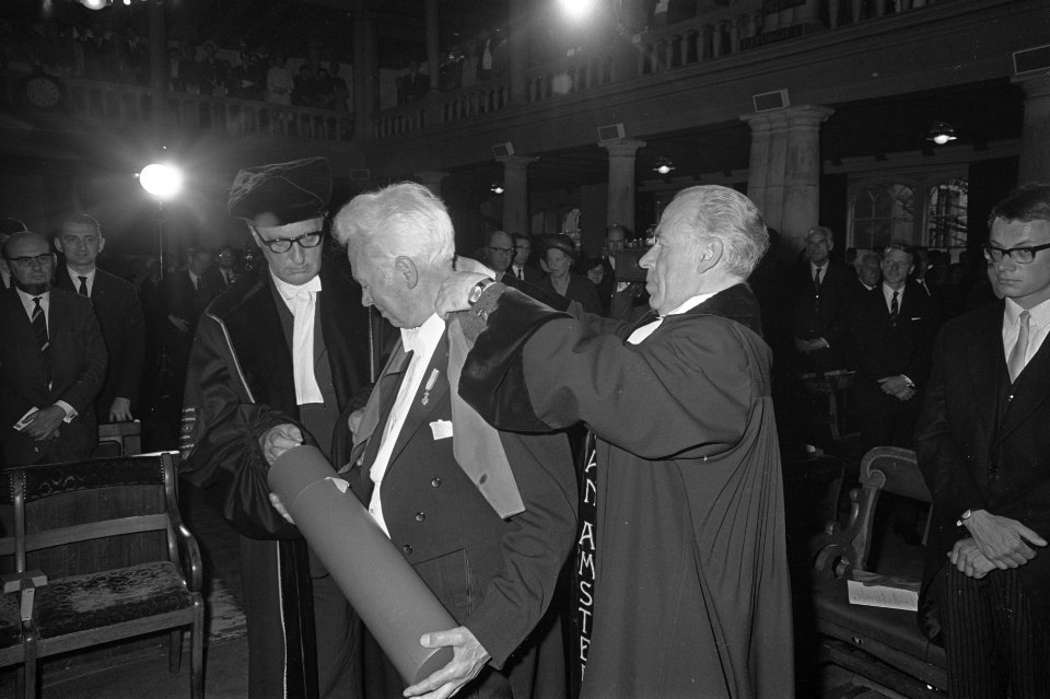 Erepromotie voor dhr. Gehrels . Professor dr. K. Bernet Kempers (rechts) omhangt, Bestanddeelnr 921-4620