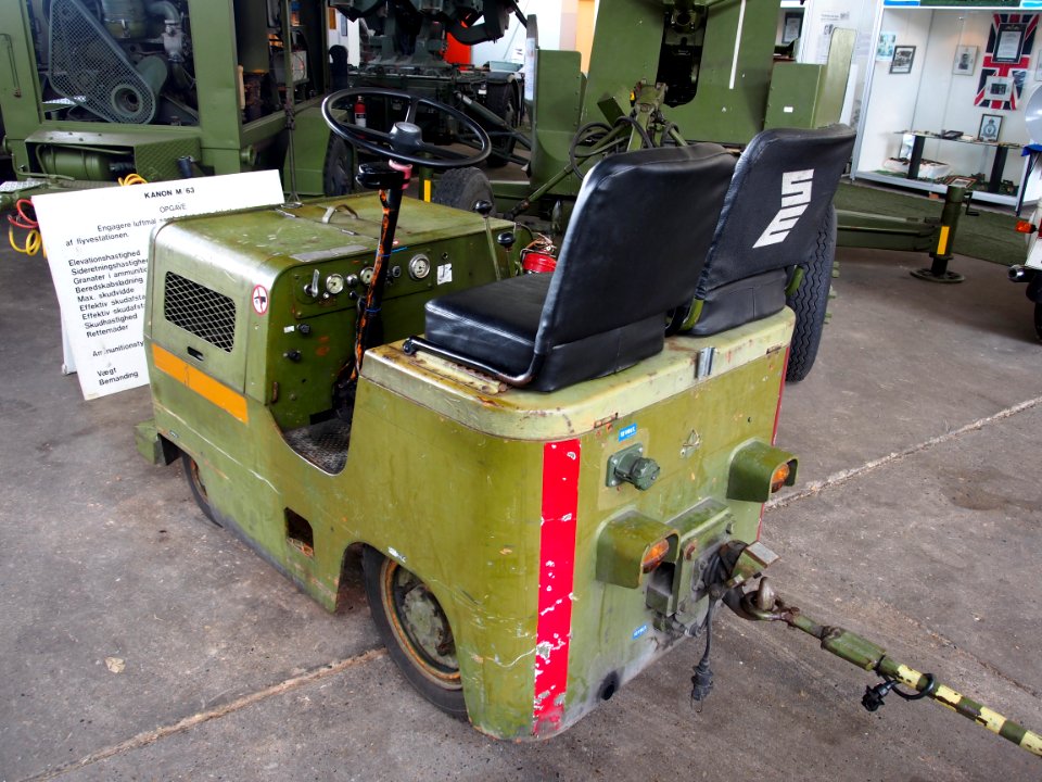 Esslingen aircraft tow truck in Aalborg Forsvars- og Garnisonsmuseum, pic5