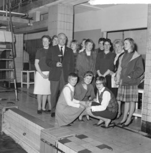 Estafettekampioenschappen in Regentessebad te Den Haag , de dames van zwemvereni, Bestanddeelnr 915-0136