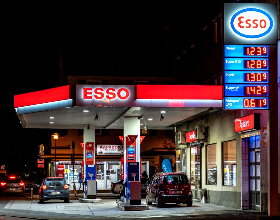 Esso-Tankstelle in Tübingen bei Nacht 2019 001