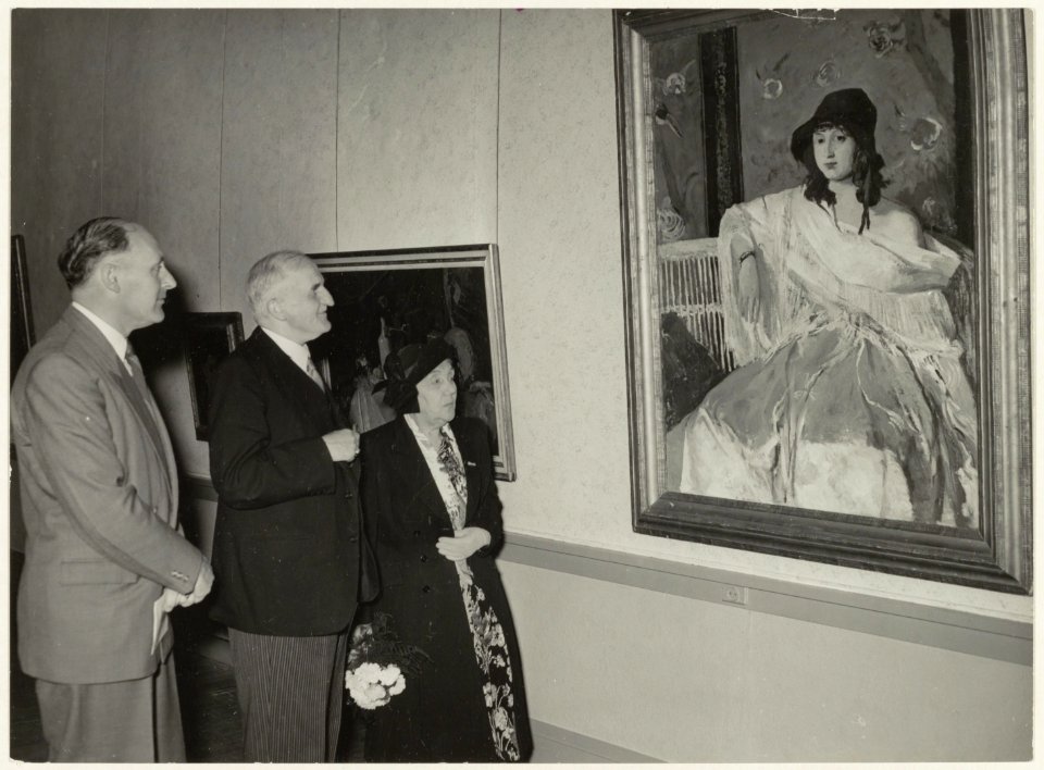 Ere-tentoonstelling in het Frans Halsmuseum t.g.v. de 75e verjaardag van de Haarlemse schilderes Coba ritsema. Vl.n.r. H.P. Baard, direkteur, Dr. J.E. Baron de Vos van Steenwijk, Commissaris, NL-HlmNHA 54010743
