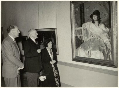 Ere-tentoonstelling in het Frans Halsmuseum t.g.v. de 75e verjaardag van de Haarlemse schilderes Coba ritsema. Vl.n.r. H.P. Baard, direkteur, Dr. J.E. Baron de Vos van Steenwijk, Commissaris, NL-HlmNHA 54010743