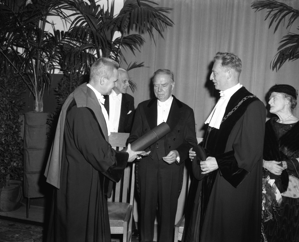 Erepromotie van Mr. K. P. van der Mandele aan de Economische Hoogeschool te Rott, Bestanddeelnr 910-0403