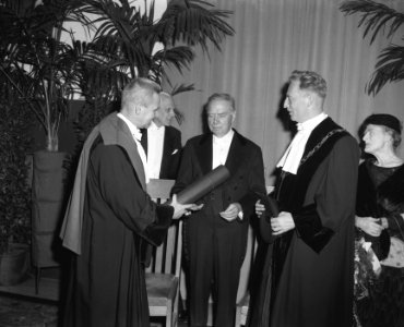 Erepromotie van Mr. K. P. van der Mandele aan de Economische Hoogeschool te Rott, Bestanddeelnr 910-0403