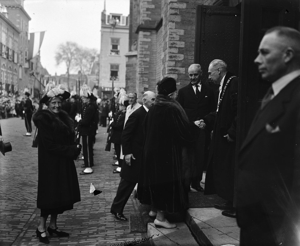 Erepromotie Mevrouw Roosevelt . Aankomst H. M., Bestanddeelnr 902-6987