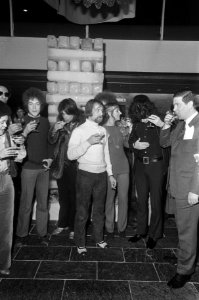 Esso Motor Hotel 1 jaar Amsterdam. Hair-gezelschap en beeldhouwer Woody van Amen, Bestanddeelnr 923-3005