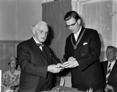 Erepenning voor Matthieu Wiegman M Wiegman en burgemeester L J de Ruiter, Bestanddeelnr 912-5425