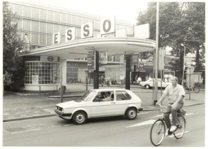 Esso-benzinestation kort voor de sloop, Haarlem. NL-HlmNHA 54016622
