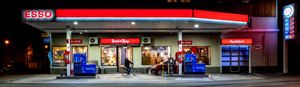 Esso-Tankstelle in Tübingen bei Nacht 2019 003