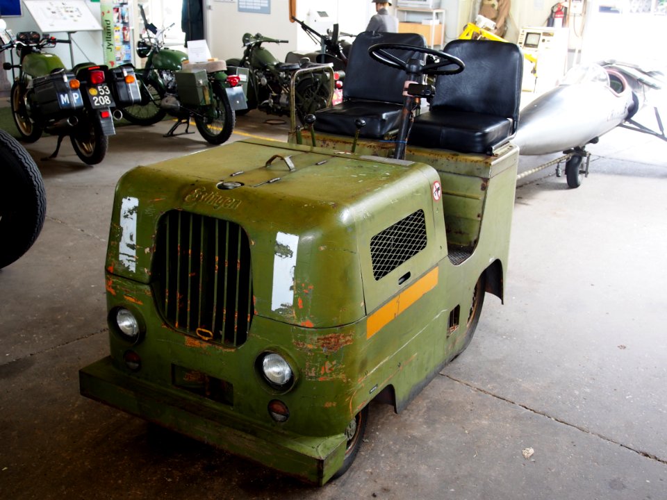 Esslingen aircraft tow truck in Aalborg Forsvars- og Garnisonsmuseum, pic2