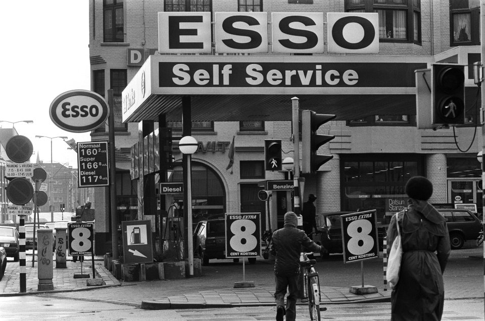 Esso Self Service met 8 cent korting in Den Haag, Bestanddeelnr 931-8861