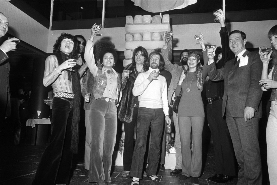 Esso Motor Hotel 1 jaar Amsterdam. Hair-gezelschap en beeldhouwer Woody van Amen, Bestanddeelnr 923-3002