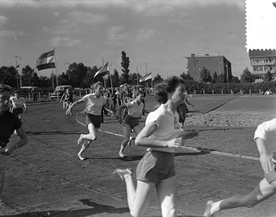Estafettekampioenschappen atletiek te Rotterdam 10 x 100 meter wissel tussen Fa…, Bestanddeelnr 905-9348