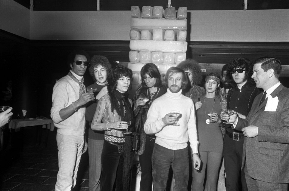 Esso Motor Hotel 1 jaar Amsterdam Hair-gezelschap en beeldhouwer Woody van Amen, Bestanddeelnr 923-3004