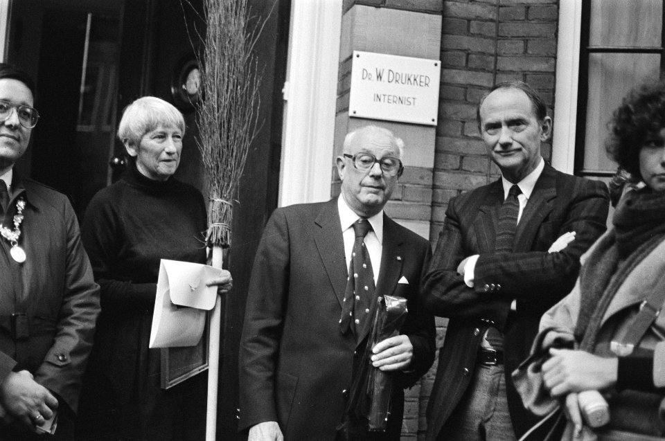 Ere-reiniger ex-internist Drukker met rechts directeur stadsreiniging J. Boermsa, Bestanddeelnr 933-1257