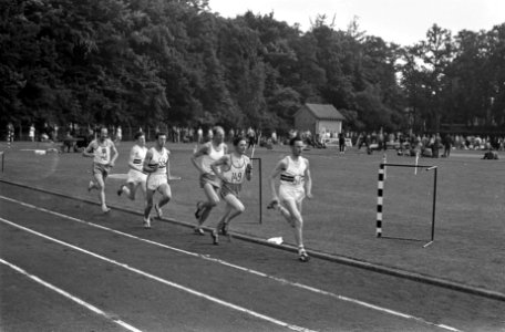 Estafettelopers in actie, Bestanddeelnr 922-5849
