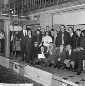 Estafettekampioenschappen in Regentessebad te Den Haag Harry Vriend (beneden li, Bestanddeelnr 915-0138