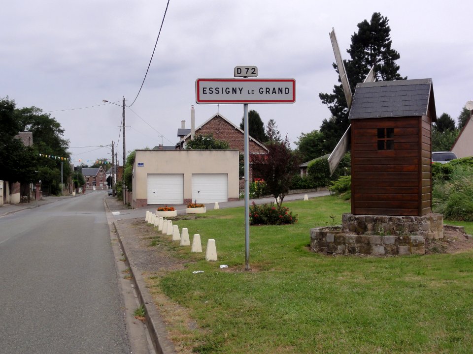 Essigny-le-Grand (Aisne) city limit sign and model windmill