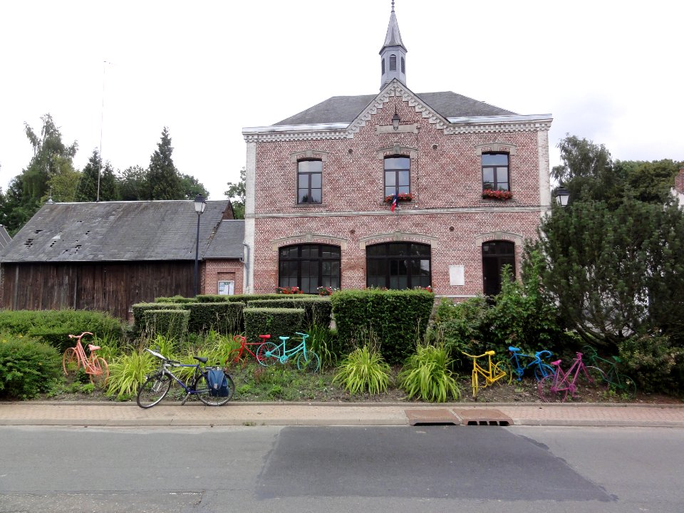 Essigny-le-Petit (Aisne) mairie (avec bicyclettes)