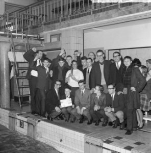 Estafettekampioenschappen in Regentessebad te Den Haag Harry Vriend (beneden li, Bestanddeelnr 915-0137