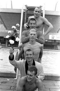 Estafettezwemmers als winnaars gehuldigd, Bestanddeelnr 921-5664