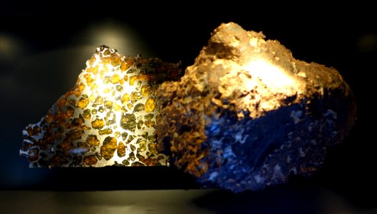 Esquel (fallen 1951 in Argentina) and Imilac (fallen 1822 in Chile), Stein-Eisen-Meteorit (Pallasit) - meteorites - Museum fur Naturkunde, Berlin - DSC00107