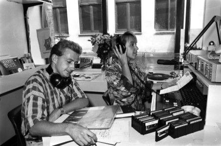 Etherpiraat wordt legale jongerenradio WAPS medewerker van WAPS in hun studio b, Bestanddeelnr 933-4020