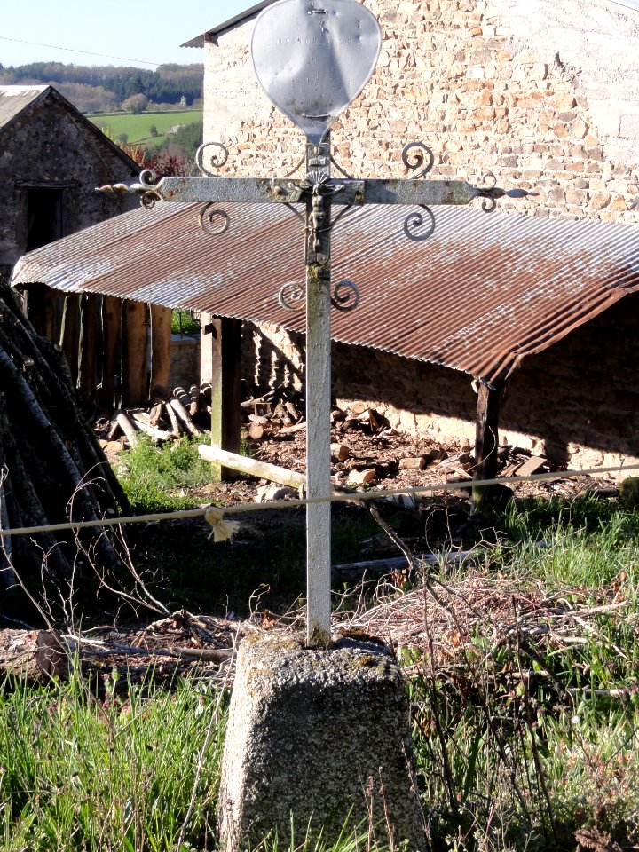 Espinasse (Puy-de-Dôme) croix de chemin, Le Mazet