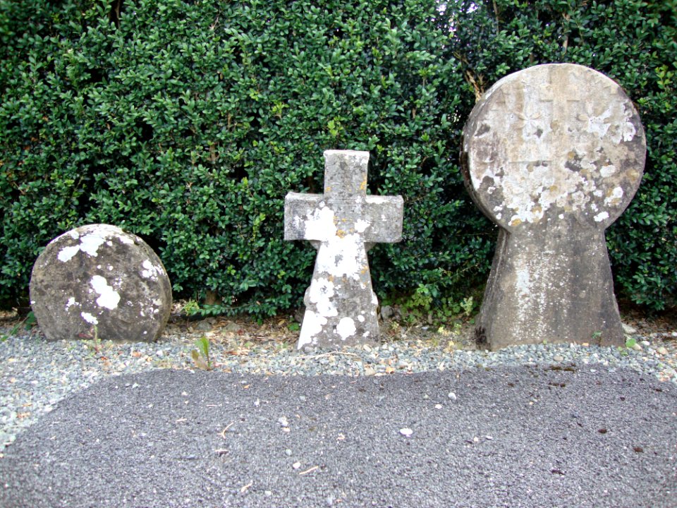 Espes (Espes-Undurein, Pyr-Atl, Fr) stèles discoïdales anciennes au cimetière