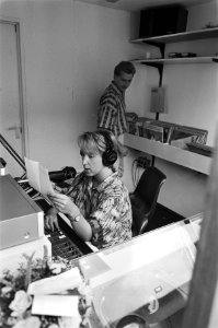 Etherpiraat wordt legale jongerenradio WAPS medewerker van WAPS in hun studio b, Bestanddeelnr 933-4021
