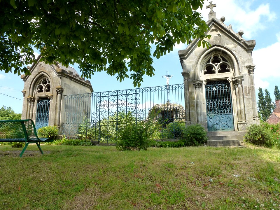Essars (Pas-de-Calais, Fr) les deux chapelles et la croix au-dessus de la grotte au lieu-dit La Croix de Fer