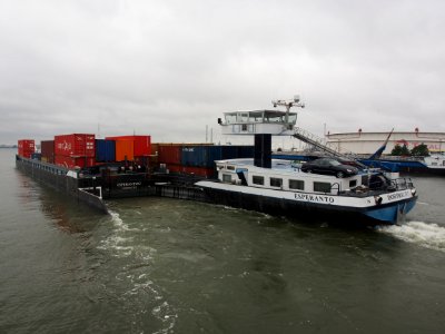 ESPERANTO - ENI 02324538 with ESPERANTWO - ENI 02329438 leaving Van Cauwelaertsluis, pic4