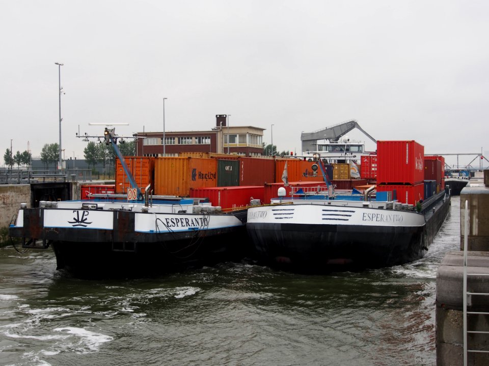 ESPERANTO - ENI 02324538 with ESPERANTWO - ENI 02329438 leaving Van Cauwelaertsluis, pic1