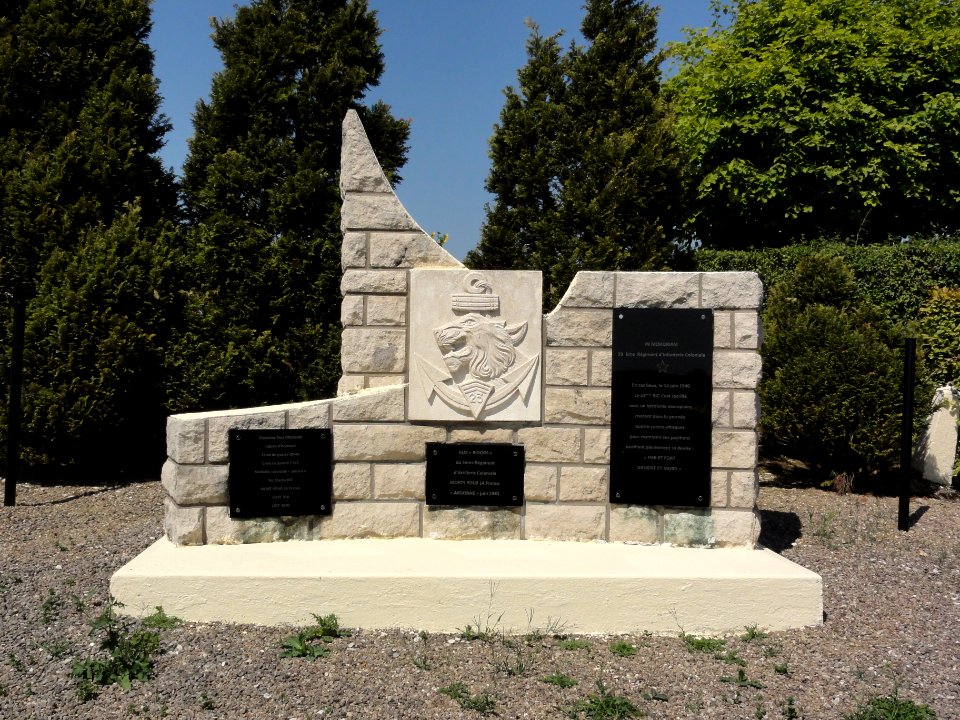 Esnes-en-Argonne (Meuse) mémorial 23e R.I. et autres