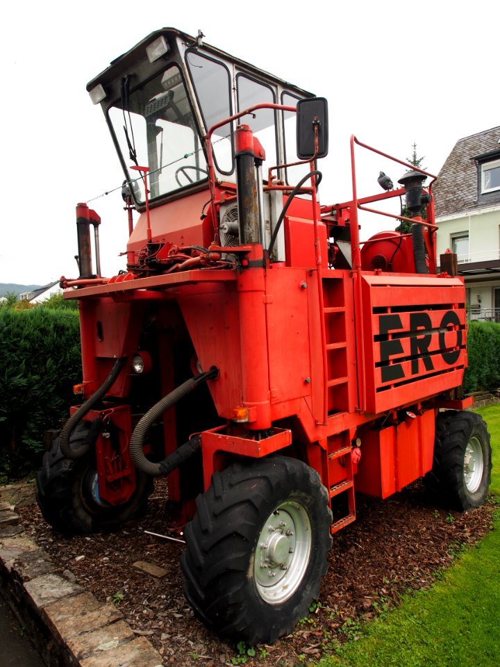 ERO Grape-vine portal tractor - straddle tractor at the Moselle, pic3