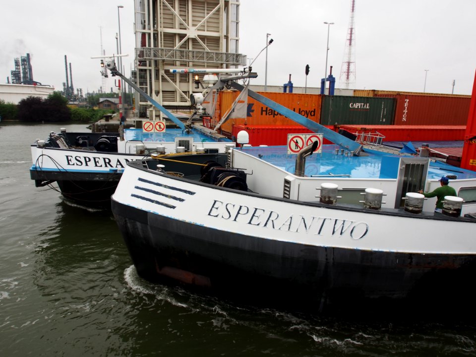 ESPERANTO - ENI 02324538 with ESPERANTWO - ENI 02329438 leaving Van Cauwelaertsluis, pic3