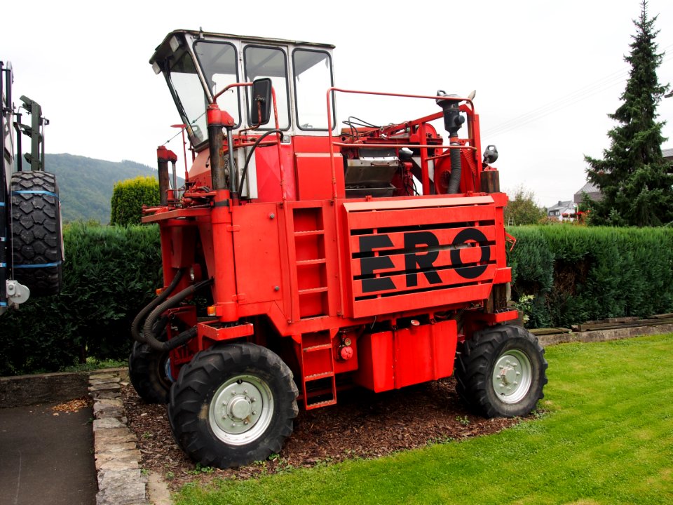 ERO Grape-vine portal tractor - straddle tractor at the Moselle, pic1