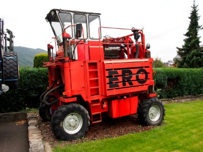 ERO Grape-vine portal tractor - straddle tractor at the Moselle, pic1