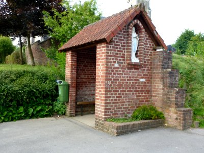Erny-Saint-Julien (Pas-de-Calais, Fr) abri-bus avec niche de la Vierge