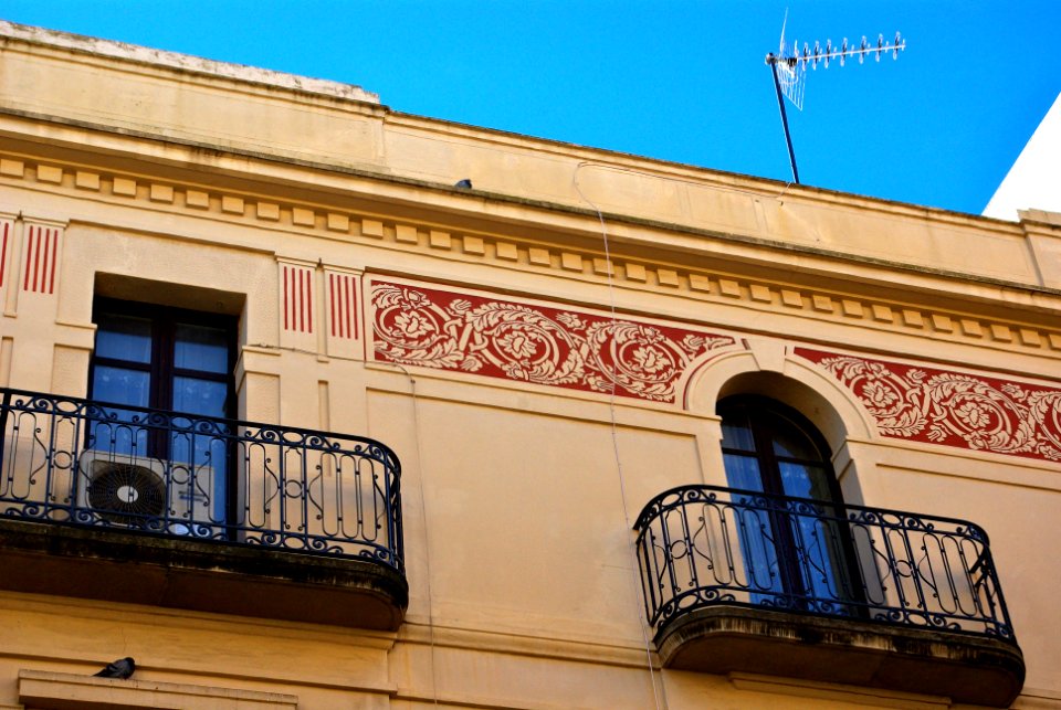 Esgrafiats al carrer Ample