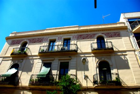 Esgrafiats al carrer Ample, 50