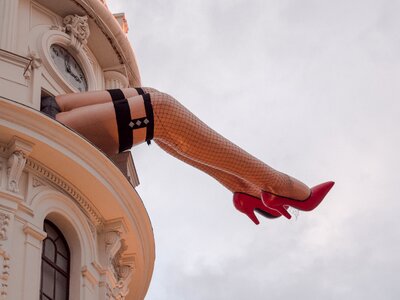 Building high heels garter belt