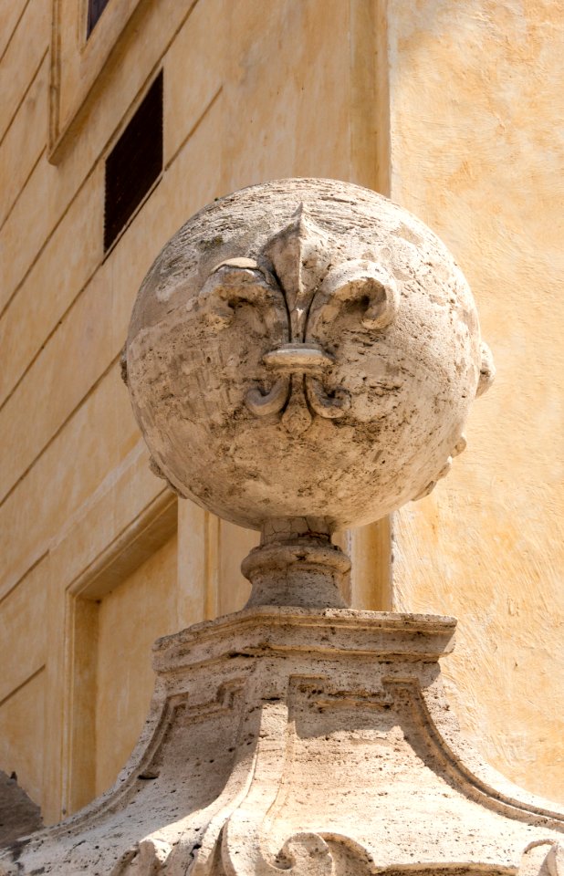 Escalier de la Sainte-Trinité-des-Monts, globe avec fleurs de lis, Rome, Italy